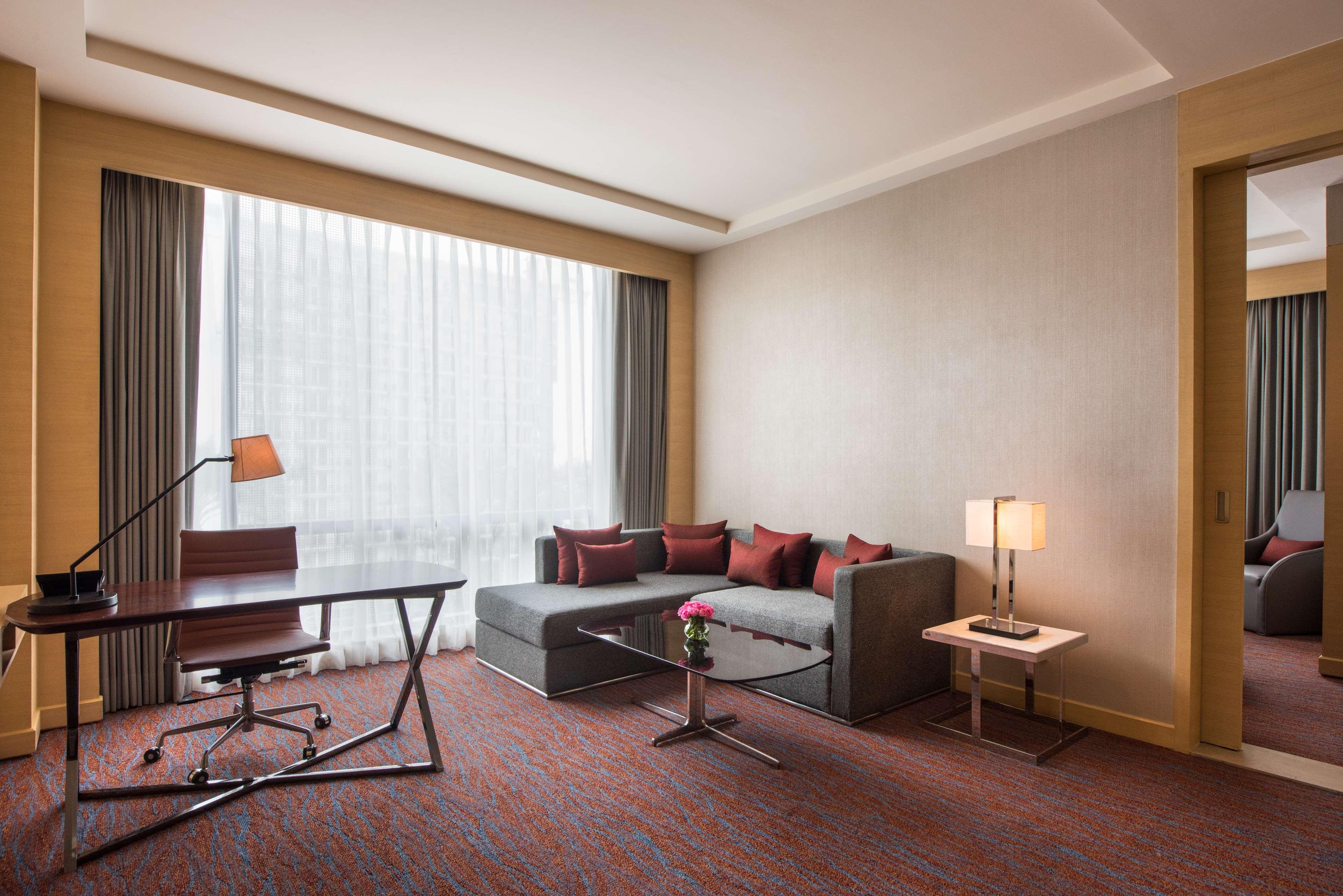 Hyatt Regency Lucknow Gomti Nagar Hotel Ngoại thất bức ảnh A living room in a suite at the hotel