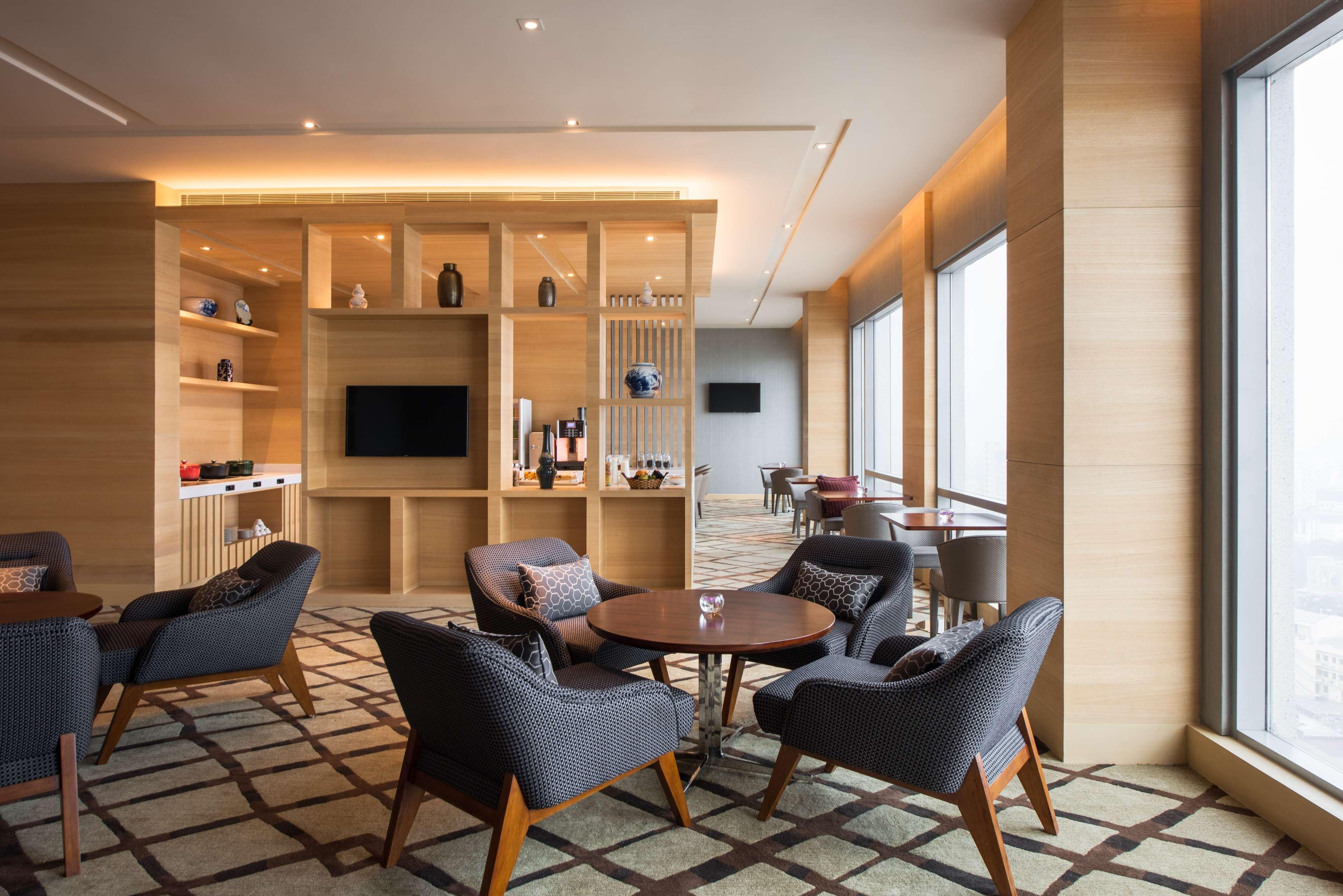 Hyatt Regency Lucknow Gomti Nagar Hotel Ngoại thất bức ảnh Club Lounge at the hotel