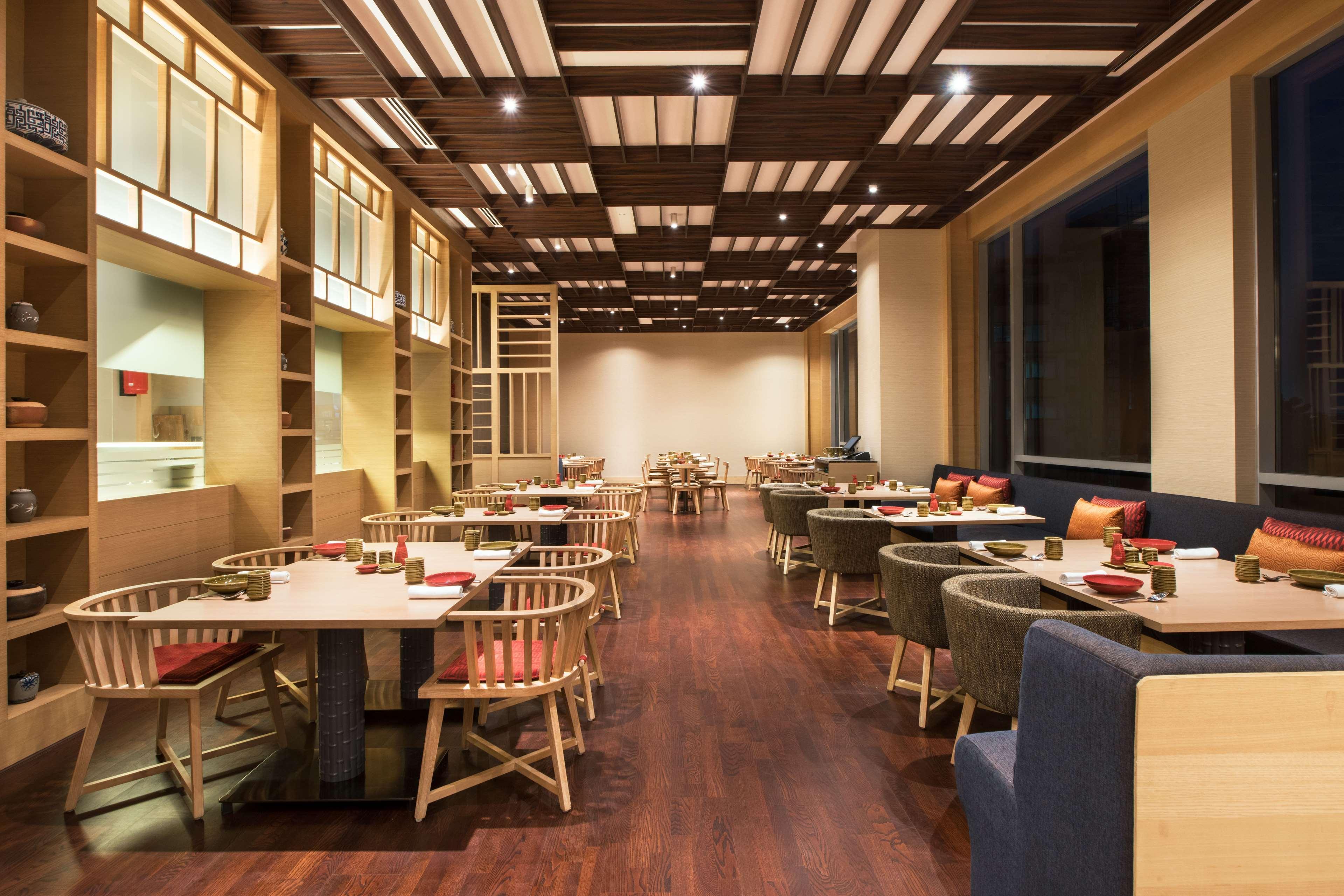 Hyatt Regency Lucknow Gomti Nagar Hotel Ngoại thất bức ảnh The interior of a restaurant