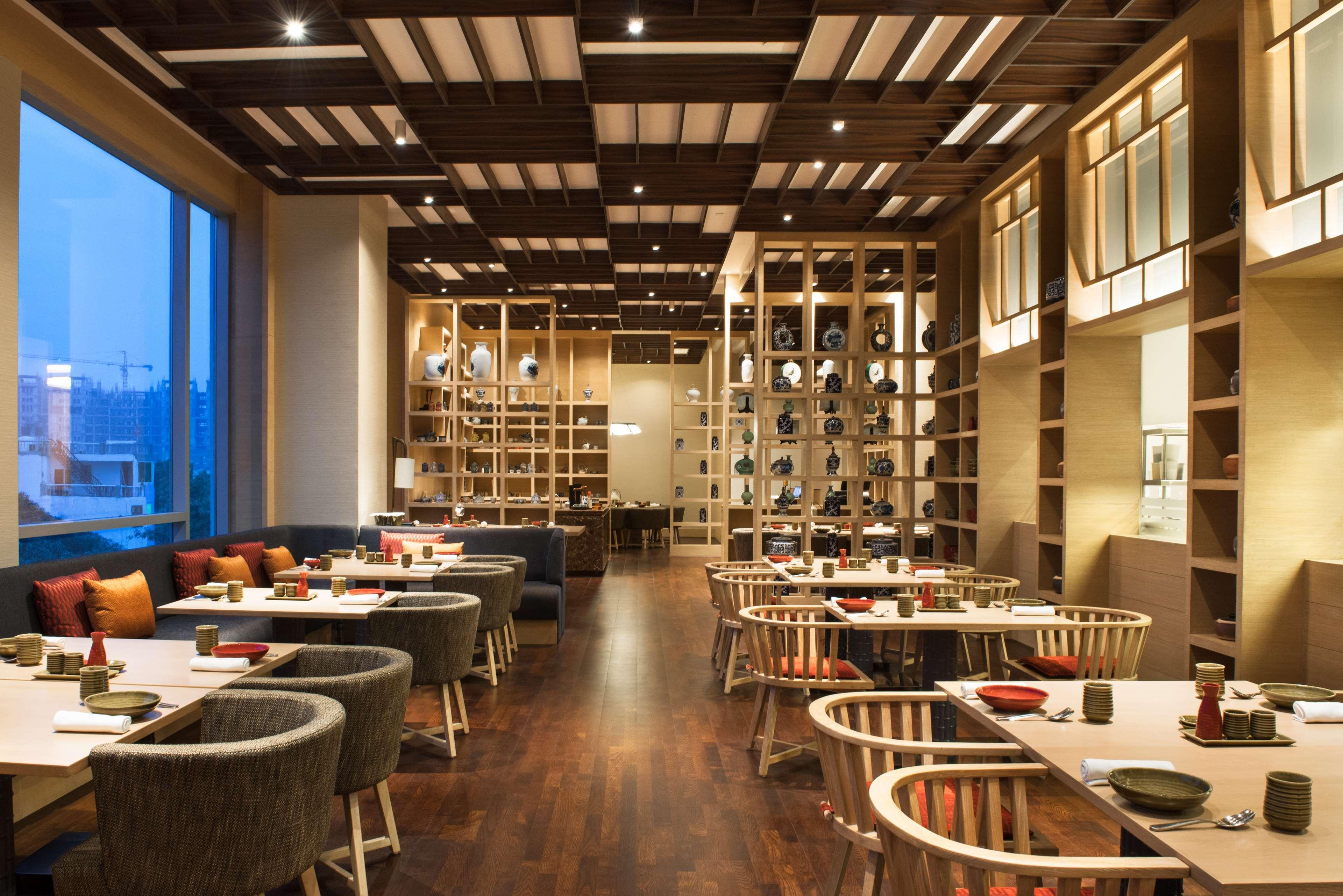 Hyatt Regency Lucknow Gomti Nagar Hotel Ngoại thất bức ảnh The interior of the restaurant