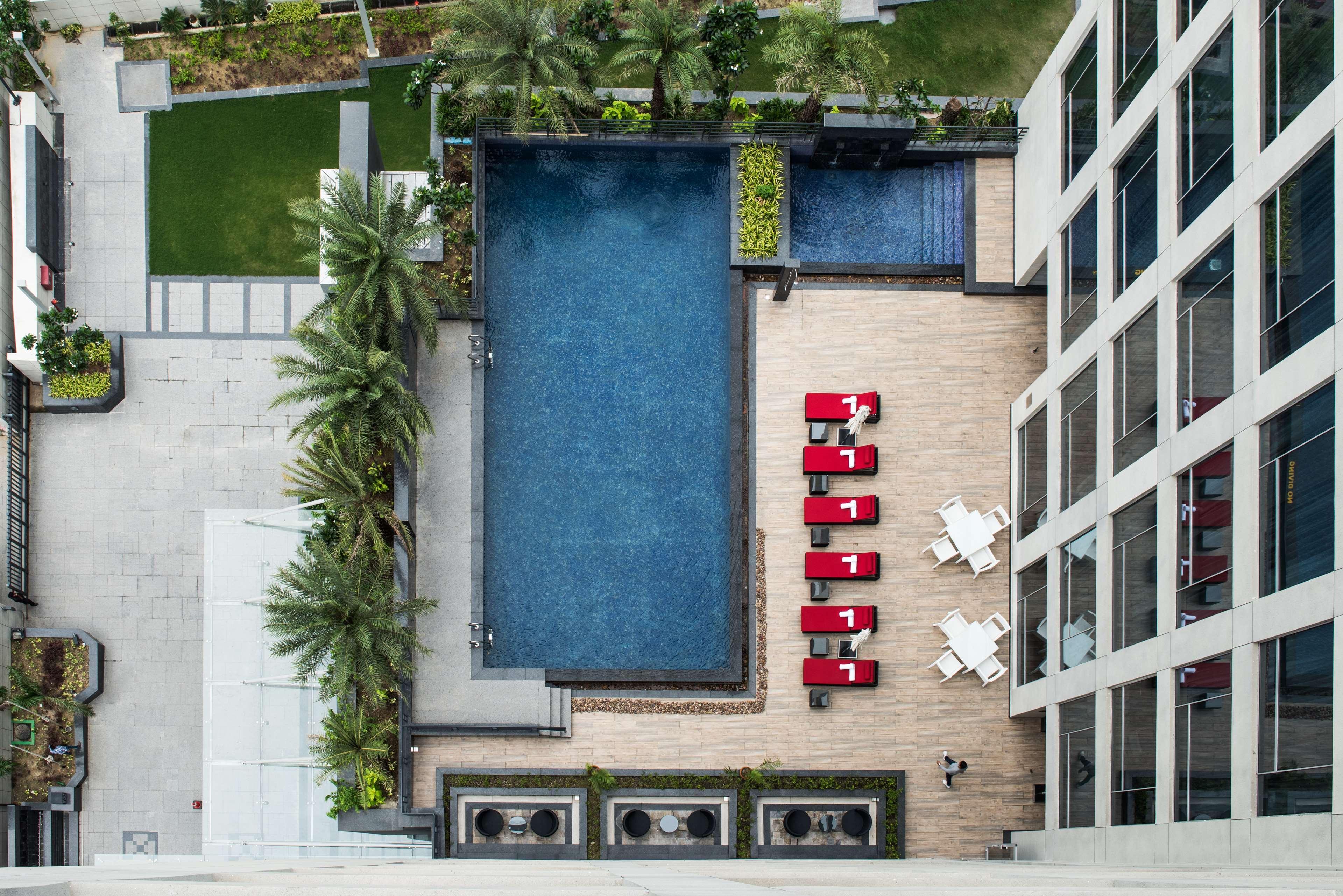 Hyatt Regency Lucknow Gomti Nagar Hotel Ngoại thất bức ảnh The swimming pool at the hotel