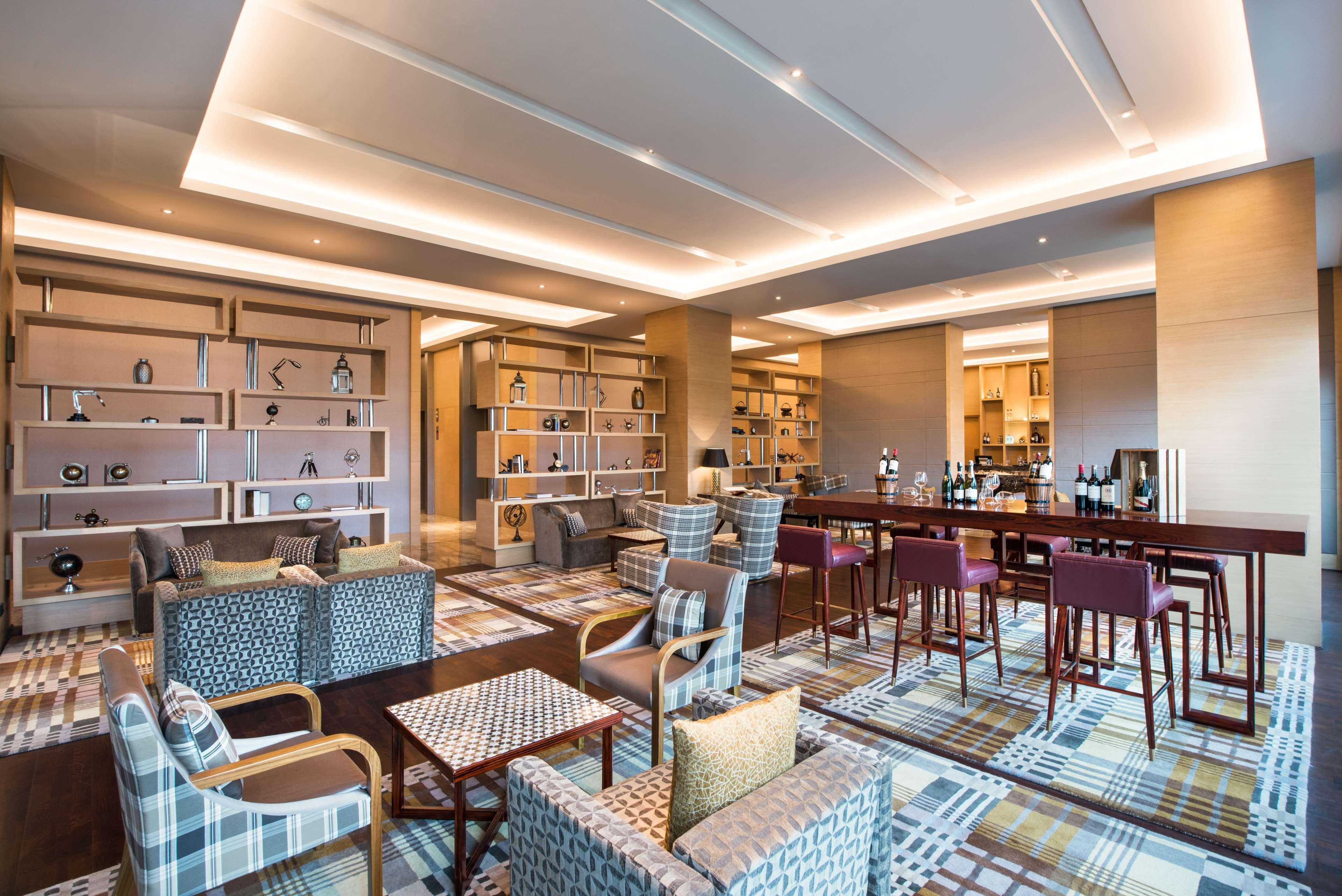 Hyatt Regency Lucknow Gomti Nagar Hotel Ngoại thất bức ảnh The Club lounge at Kuala Lumpur International Airport