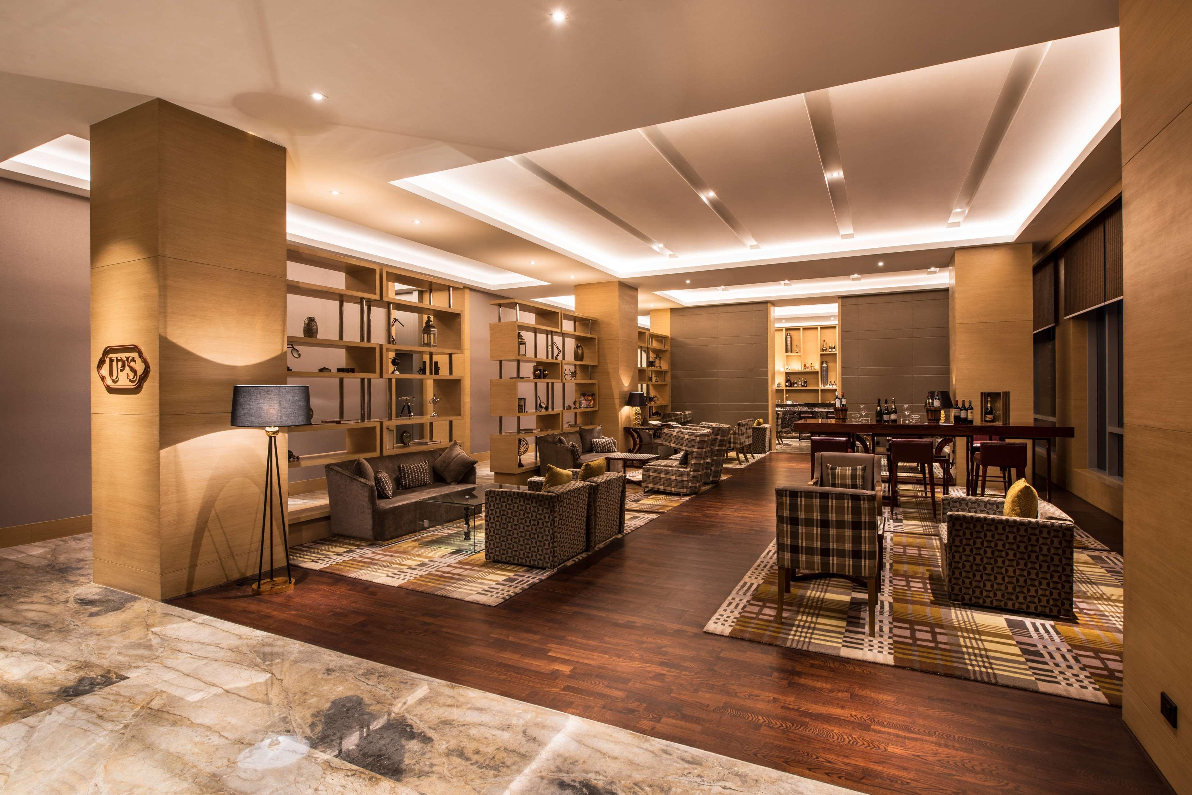 Hyatt Regency Lucknow Gomti Nagar Hotel Ngoại thất bức ảnh The lounge at the airport
