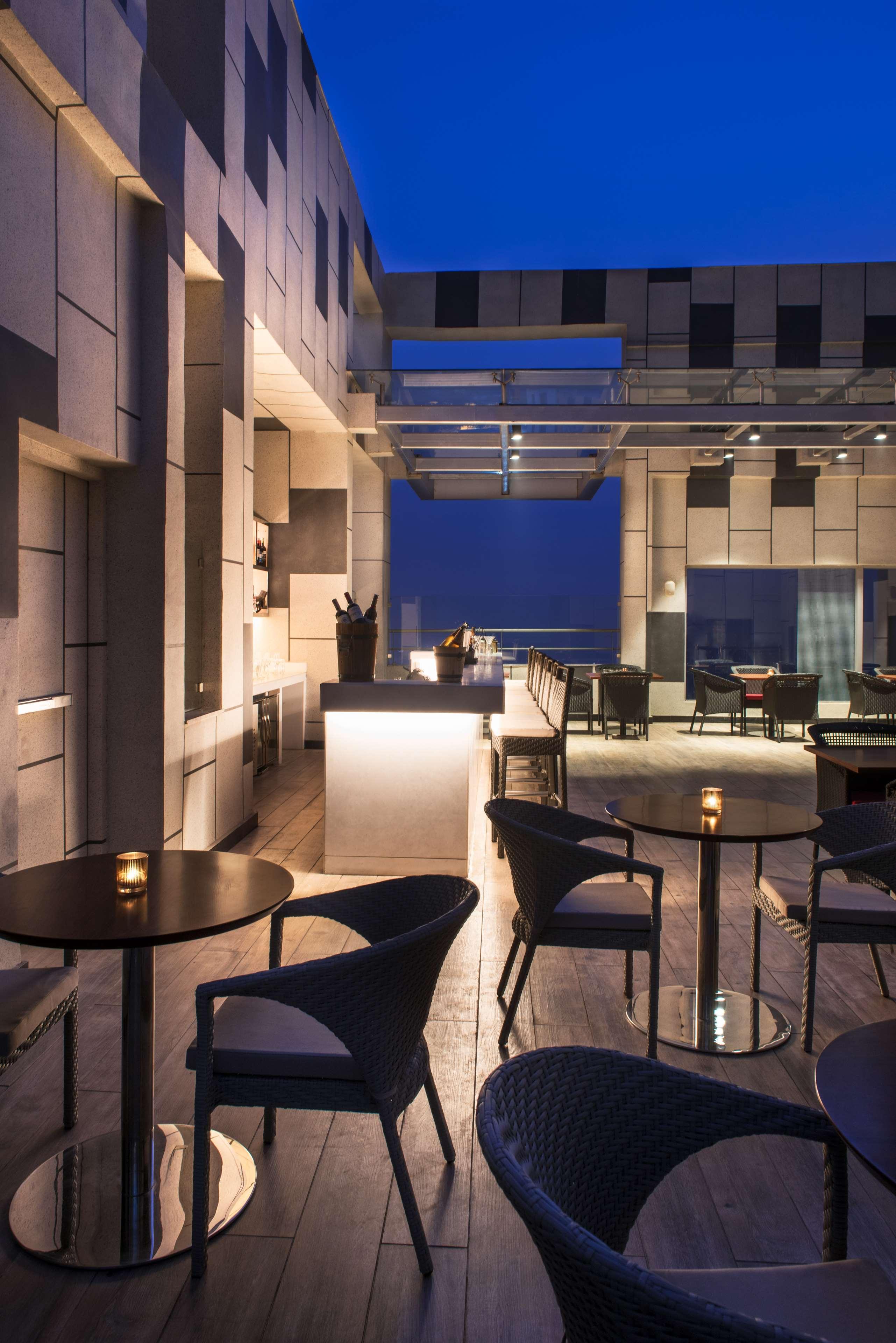 Hyatt Regency Lucknow Gomti Nagar Hotel Ngoại thất bức ảnh The Sky Bar