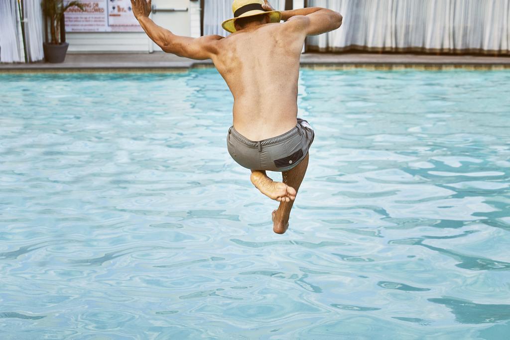 Hyatt Regency Lucknow Gomti Nagar Hotel Ngoại thất bức ảnh A man jumping into a swimming pool